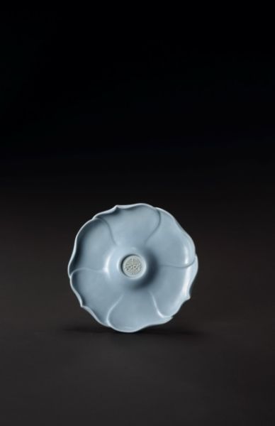 Lot 4036 清雍正 天蓝釉团壽心葵花式盏托 L：13.8cm