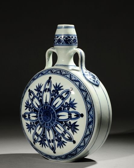 清雍正或更早 青花宝相花绶带葫芦扁瓶