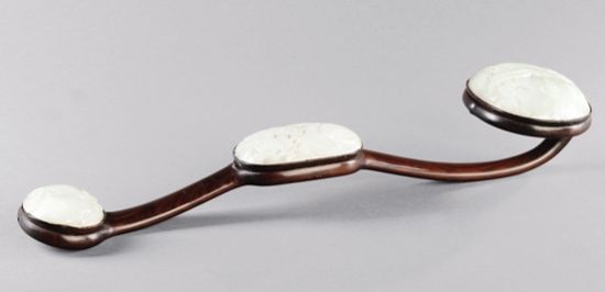 清乾隆	红木镶白玉三多纹如意