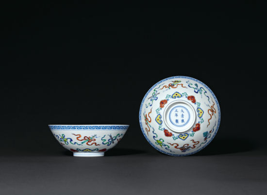 清雍正 斗彩暗八仙纹碗一对 15.2cm.Diam