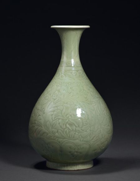 明洪武 龙泉窑青釉刻花缠枝牡丹纹玉壶春瓶