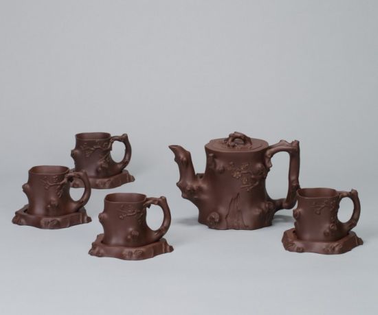 汪寅仙(b.1943) 梅桩套壶 L壶:18.5cm H:13cm L杯:8.5cm×4 C壶:520ml C杯:120ml×4