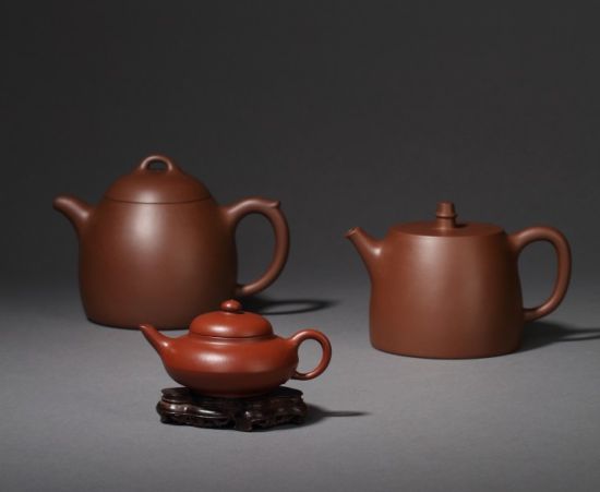 顾景舟(1915-1996) 汉铎壶 L:15.5cm H:10cm C:470ml 顾景舟(1915-1996) 秦权壶 L:16.8cm H:12cm C:620ml 顾景舟(1915-1996) 小合欢壶 L:11.5cm H:5.5cm C:100ml