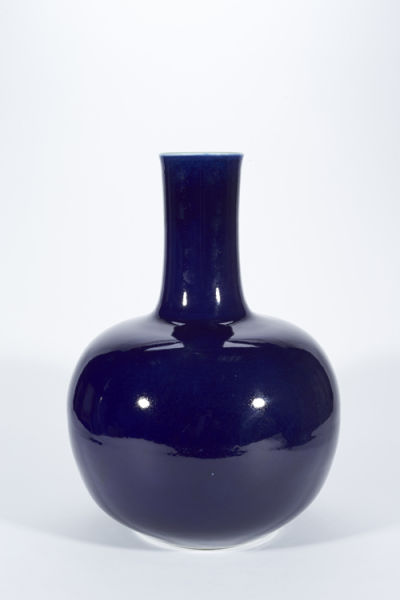 清乾隆 宝石蓝釉天球瓶 H49