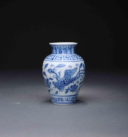 明宣德 青花凤穿花纹瓶