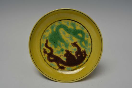黄地褐绿彩龙纹盘局部