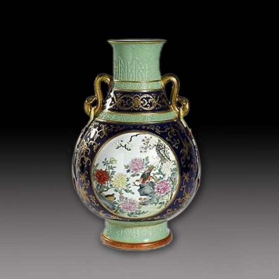 这件被蘇富比认定是民国仿品的瓷瓶被圈内人士认定是乾隆时期的真品，最终被众多买家一举拍到了1800万美元