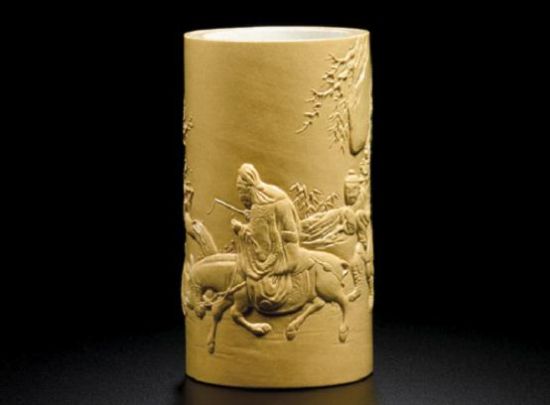 清道光 黄釉高浮雕“踏雪寻梅图”笔筒