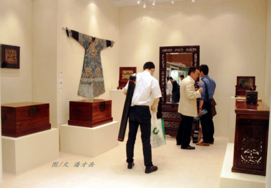 五爪龙袍被布展于不显眼的古典家具专区