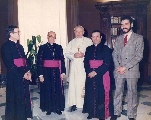原藏家Prof.Enrique Santos(右一)与 原藏家Prof.Enrique Santos(右一)与教皇Joho 英国首相布莱尔合影