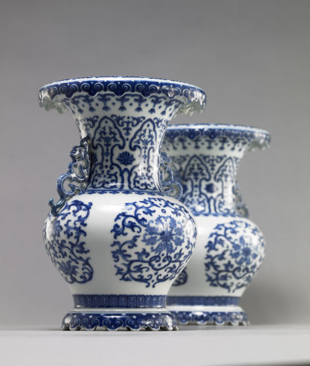 清乾隆 青花缠枝莲纹如意口双耳瓶一对 H:25.4cm×2