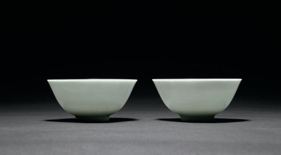 清雍正 粉青釉暗刻福山寿海图碗一对