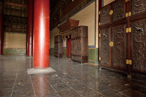 北京紫禁城中太和殿中陈设的一对紫檀云龙连山大四件柜和西夹室门旁的一对紫檀云龙纹大四件柜 