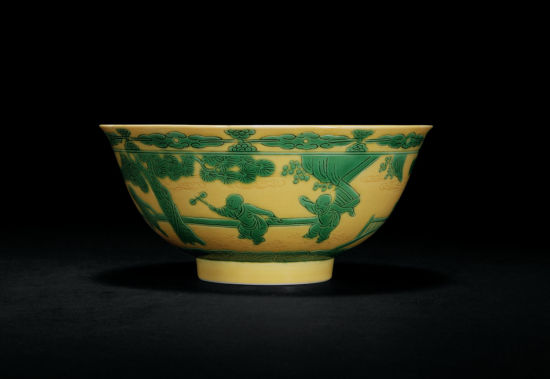 清雍正黄地绿彩婴戏图碗 　款识：“大清雍正年制”六字二行楷书款