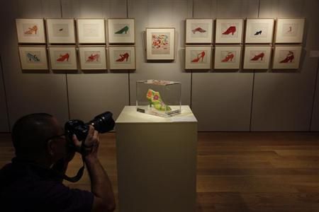 9月11日在索斯比拍卖行在香港预展的部分安迪·沃霍尔艺术作品。 REUTERS Bobby Yip