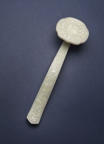  清乾隆-嘉庆 白玉雕福寿万代如意 长39厘米 18.375万美元 纽约佳士得
