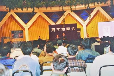 1993年5月18日，中国嘉德国际文化珍品拍卖有限公司在北京长城饭店举行了成立仪式。中国嘉德成为中国第一个中国字头的全国性股份制现代化的拍卖行。