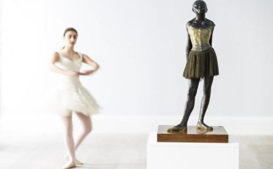 注：伦敦，一名芭蕾舞者起舞于该名作旁。苏富比将此照片作为十四岁的芭蕾舞者拍卖前的预演。摄影师：Tristan Fewings 图源：Sotheby's