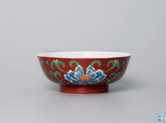 清雍正 珊瑚红地珐琅彩牡丹纹碗 成交价：517.5万元