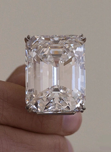100克拉钻石在美国拍出1.37亿元 为