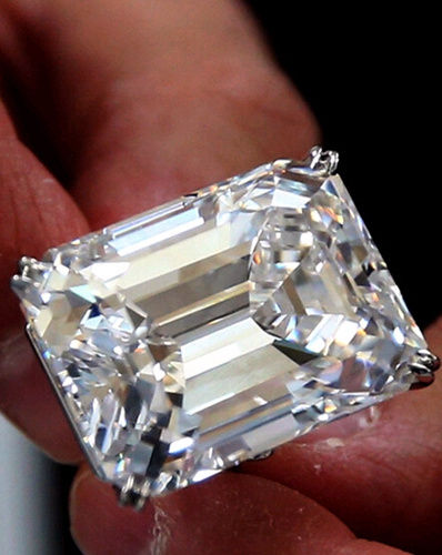 100克拉钻石在美国拍出1.37亿元 为