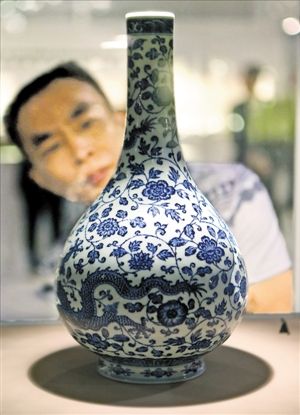 ▶清雍正青花穿花龙纹长颈胆瓶拍了7580万港元。