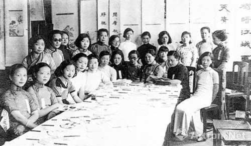 1934年中国女子画会第一届展览同人合影 　　(左起坐者第七人为冯文凤先生，第四人为顾飞先生)