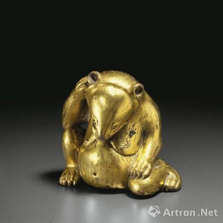 第一件拍品“西汉鎏金铜熊形摆件”285.3万美元被埃斯科拉尼竞得