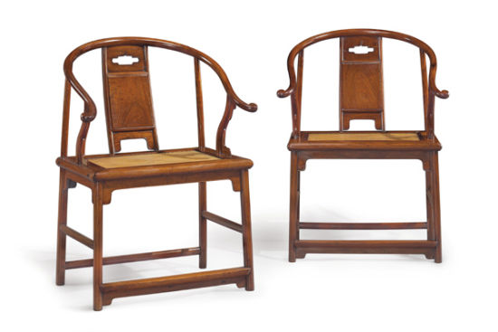 “明十七世纪黄花梨圈椅一套四张”(图为其中两件)以968.5万美元(约合人民币6011万元)成交，创黄花梨家具拍卖的世界纪录