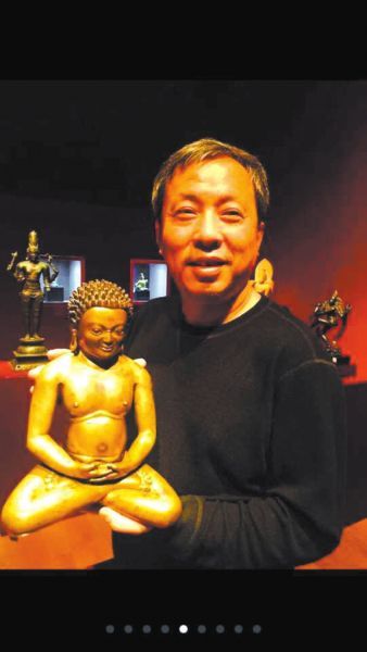 刘益谦与“西藏十一、十二世纪铜瑜伽士坐像”合影。小小供图