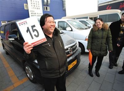 中标 市民李孟玉以8万元的价格拍到一辆商务车。