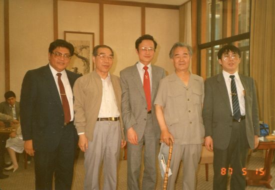 　　1987年： 左起： 王铭、陈伯坚、陈祖德、黄胄、聂卫平在香港
