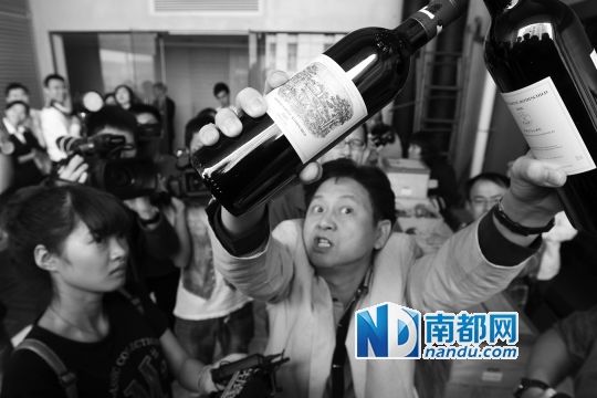 昨日上午，酒商专门从香港请来专业鉴酒师现场对假拉菲从外观到色相等进行鉴定。