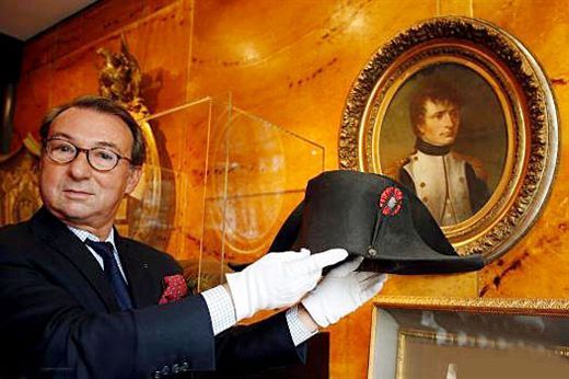 拿破仑的标志性牛角帽 图片来源于网络 新浪收藏配图