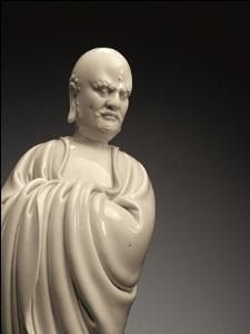 明十六世纪 德化白釉达摩立像 《何朝宗》款，高40.8公分，HK$2,000,000-3,000,000
