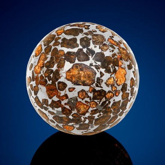 这块Seymchan陨石于1967年在俄罗斯被发现，被琢磨成了球形。金色的橄榄石包裹在铁镍之中，形成了橄榄陨铁。该陨石起拍价为5000美元。