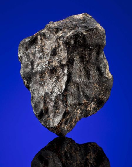 这是一块来自火星表面的陨石，2012年发现于摩洛哥，起拍价为2.6万美元。