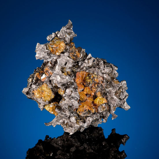 这块橄榄陨铁在1881年发现于美国堪萨斯州，是一亿年前坠毁的一颗小行星的一部分，起拍价为2000美元。