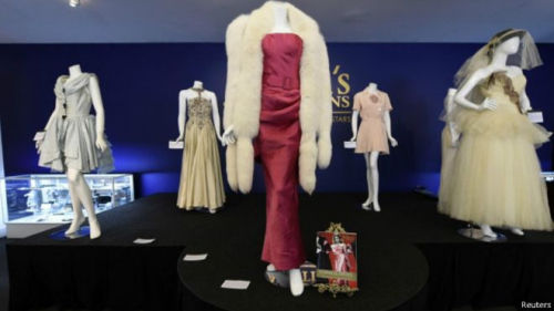 资料图片：拍卖的衣物包括麦当娜1985年穿过的婚纱。