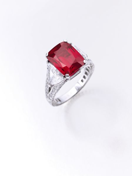 「格拉夫红宝石」镶钻指环（估价：650万至856万瑞士法郎／5,300万至7,020万港元）