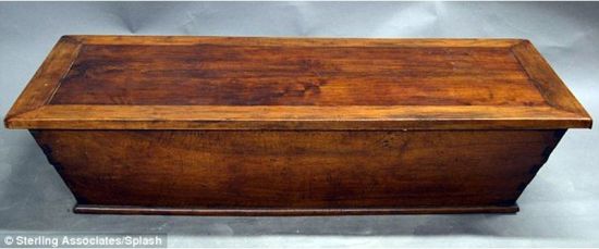 这一工具箱源自于19世纪，外部酷似一木质棺材。