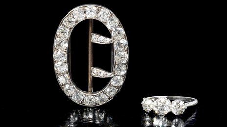 这两件钻石胸针和戒指曾在阿加莎·克里斯蒂的传记中有所提及。