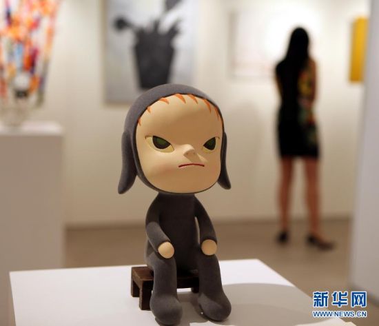这是在香港佳士得艺廊拍摄的日本艺术家奈良美智的作品《无眠之夜》（10月3日摄）。