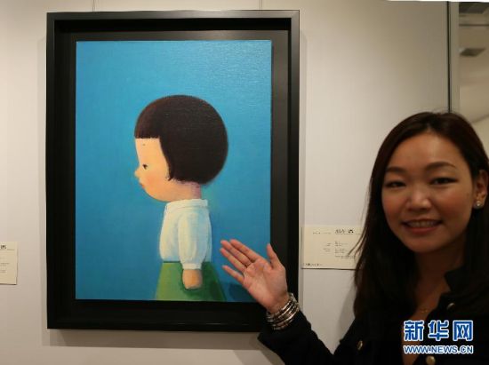 10月3日，香港佳士得工作人员向观众介绍中国艺术家刘野的作品《袁媛》，估价为180-240万港币。