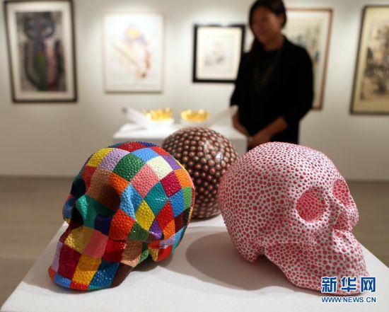 10月3日，观众在香港佳士得艺廊观看展出的雕塑艺术作品。