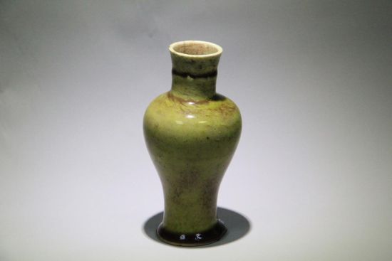 清康熙豇豆红瓷器赏瓶 上口径：3.7cm，高：14cm，起拍价格：700万