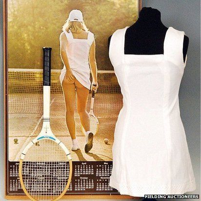 海报中网球女孩所穿的裸臀白色网球裙售价不菲