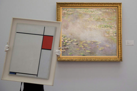 在苏富比拍卖会上，蒙德里安的《红、蓝、灰构图》（左）拍得2,590万美元，莫奈的《睡莲》拍得5,400万美元。