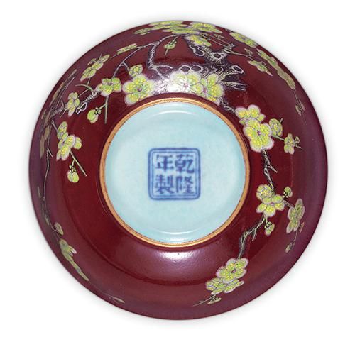 Lot612 清乾隆 胭脂红地珐琅彩梅枝纹碗(直径 8.0cm)