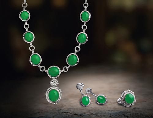 木那种满绿翡翠项链、耳坠、戒指套装 估价：RMB 2,800,000-3,800,000
